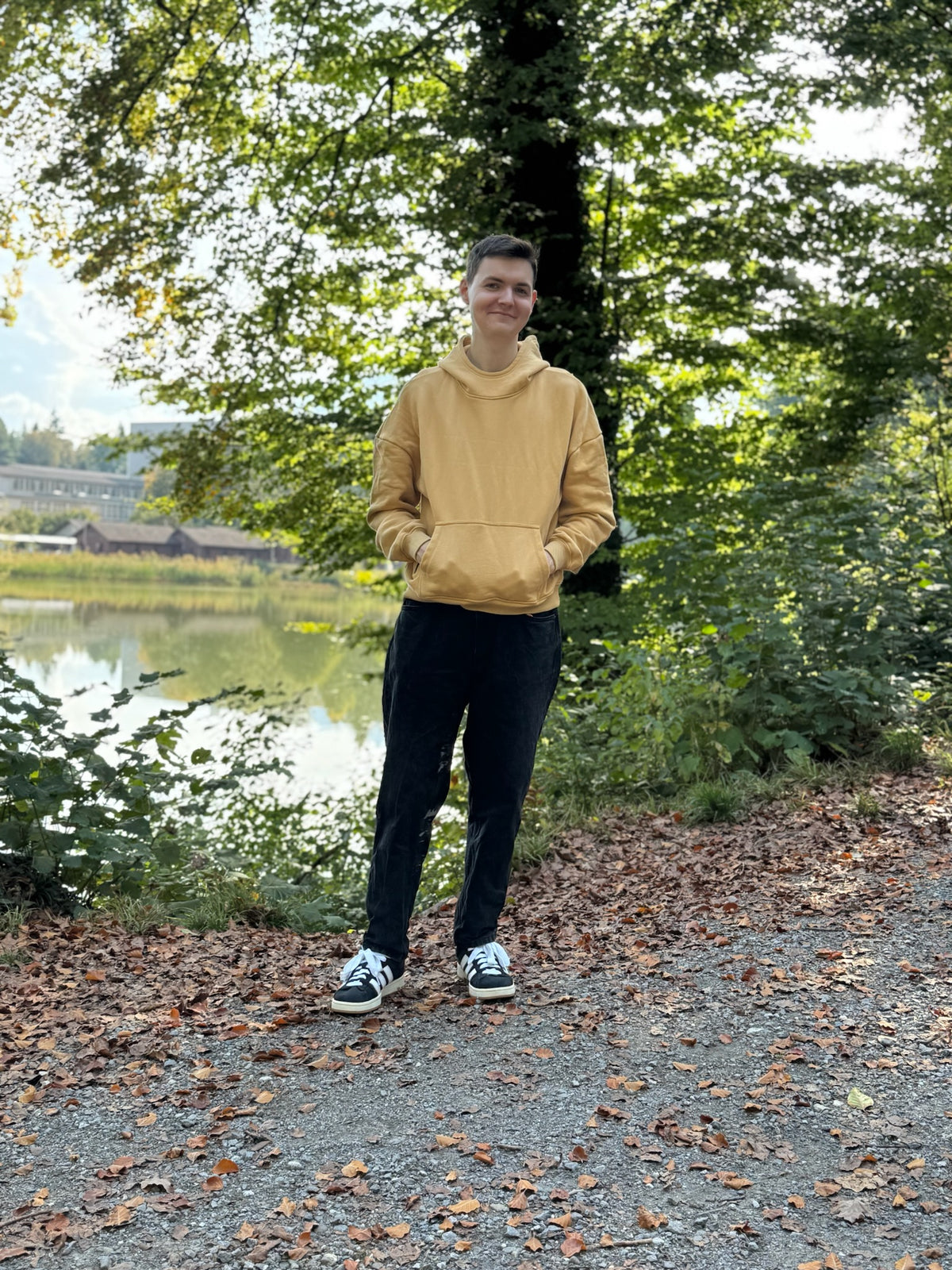 Frontansicht des beigen ALPWRK Signature Hoodies mit Oversized Fit